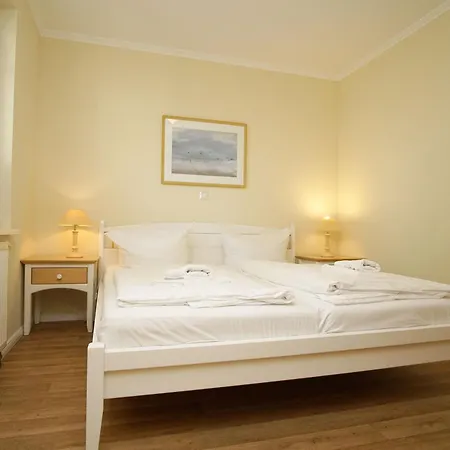 Terrasse, gratis Nutzung vom AHOI Erlebnisbad und Sauna in Sellin - Meeresblick FeWo 43 Apartment