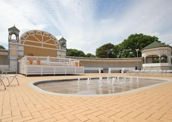 Terrasse, gratis Nutzung vom AHOI Erlebnisbad und Sauna in Sellin - Meeresblick FeWo 43
